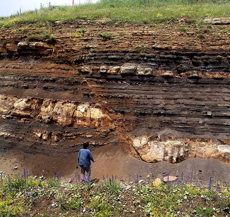 A normal fault near Tblisi in Georgia. Rock layers to the right of the fault plane have moved downwards relative to rock layers on the left. Credit: Luka Adikashvili (distributed via imaggeo.egu.eu) CC BY 3.0