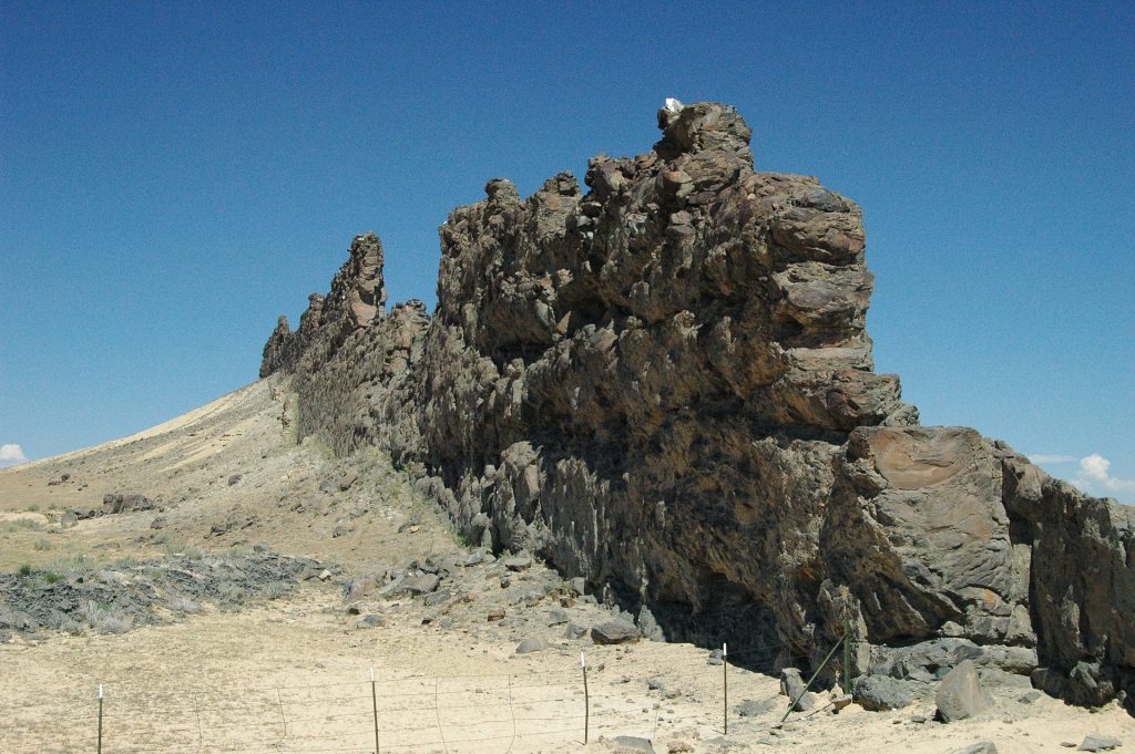 Intrusive igneous dike cutting across secimentary strata in New Mexico